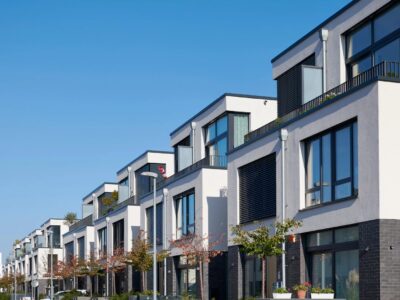 Hausfassade in Grau und Anthrazit als stilvolle Lösung für moderne Gebäude