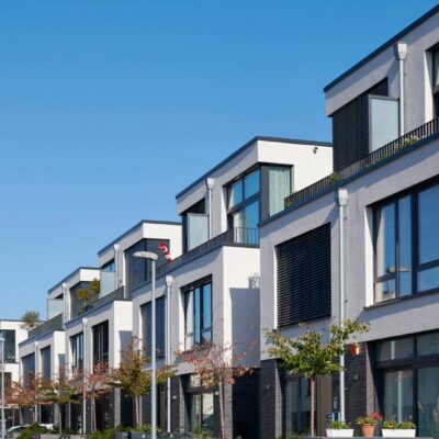 Hausfassade in Grau und Anthrazit als stilvolle Lösung für moderne Gebäude