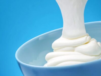 Was ist Schmand in Österreich Unterschiede, Tipps und Ersatzmöglichkeiten