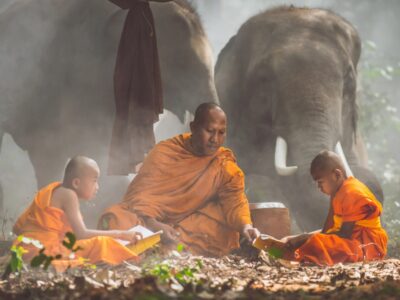 Wie buddhistische Weisheiten über Gelassenheit dein Leben entschleunigen